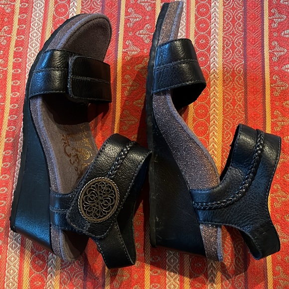 Womens Size 7 Aetrex Arielle Wedge Sandals Black Leather Comfort Cork EUC - Picture 3 of 5